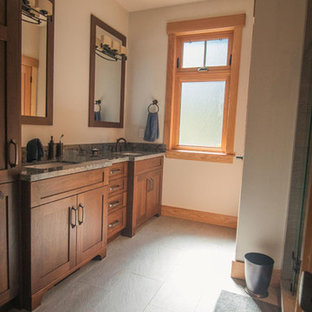 Foto di una grande stanza da bagno padronale moderna con ante in legno scuro, WC monopezzo, pareti bianche, pavimento in ardesia, top in granito e pavimento turchese