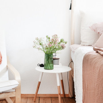 1-Zimmerwohnung Umstyling: Weißer Beistelltisch mit Blumenstrauß