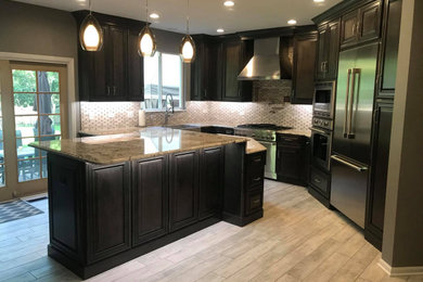 Elegant kitchen photo in Chicago
