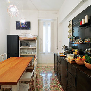 バーリの広いエクレクティックスタイルのLDKの画像 (白い壁、セラミックタイルの床)