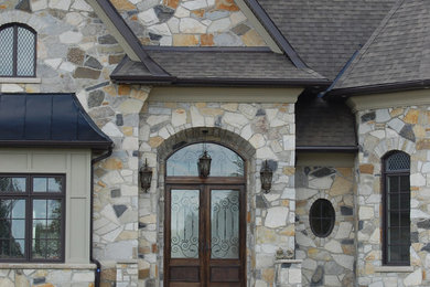 Elegant entryway photo in Toronto