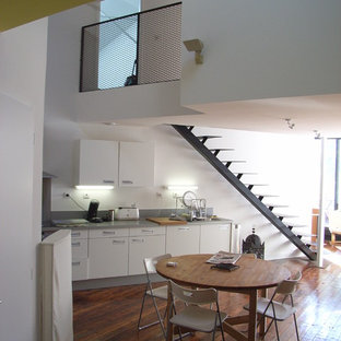 ボルドーの中サイズのコンテンポラリースタイルのLDKの画像 (白い壁、無垢フローリング)