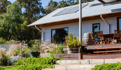 Houzz Tour: Great Aussie Shearing Shed Inspires a Family Home