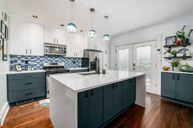 Eat-in kitchen - mid-sized modern eat-in kitchen idea in Columbus with shaker cabinets, white cabinets, quartz countertops and an island