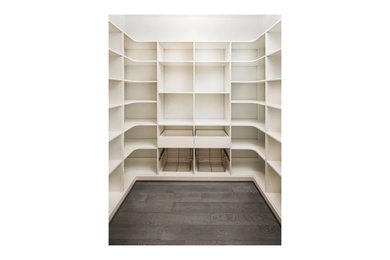 Ejemplo de cocinas en U grande con despensa, armarios abiertos, puertas de armario blancas, suelo de madera en tonos medios y suelo gris