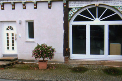 Großes, Zweistöckiges Klassisches Einfamilienhaus mit Putzfassade, bunter Fassadenfarbe, Mansardendach und Ziegeldach in Bremen