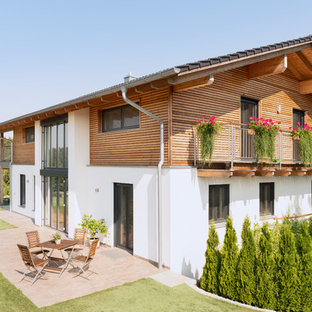 Zweistöckiges, Weißes, Mittelgroßes Nordisches Einfamilienhaus mit Satteldach, Ziegeldach und Mix-Fassade in Nürnberg