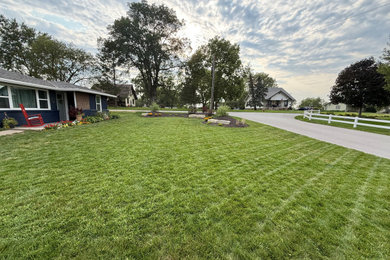Design ideas for a farmhouse landscaping in Omaha.