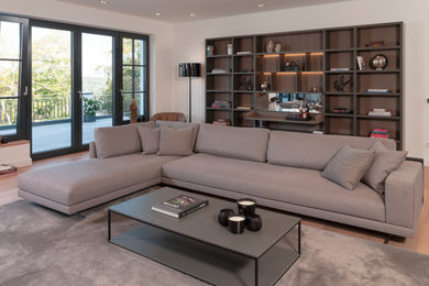 Großes, Fernseherloses, Abgetrenntes Modernes Wohnzimmer ohne Kamin mit Hausbar, weißer Wandfarbe und braunem Boden in Essen