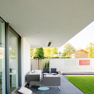 デュッセルドルフの中サイズのコンテンポラリースタイルのおしゃれな横庭のデッキ (コンテナガーデン、張り出し屋根) の写真