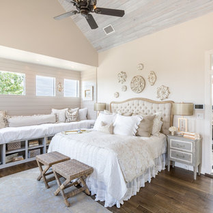 Idee per una camera matrimoniale stile shabby con pareti beige, parquet scuro e pavimento marrone
