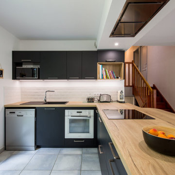 Rénovation d'une cuisine ouverte noire et bois