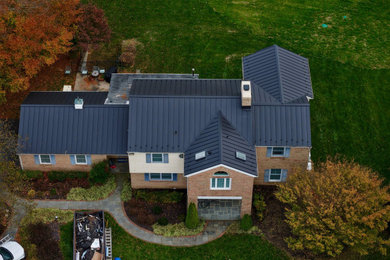 Example of a farmhouse home design design in Baltimore
