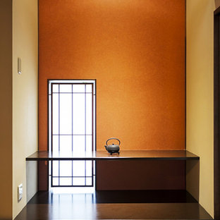 Inspiration för moderna vardagsrum, med beige väggar och tatamigolv