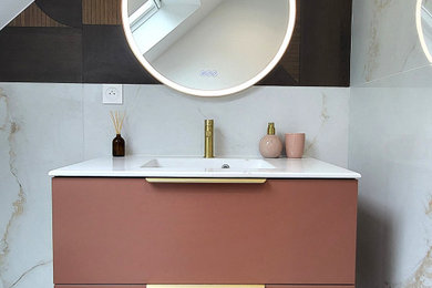 Aménagement d'une salle de bain blanche et bois contemporaine de taille moyenne avec des portes de placard rose, WC suspendus, un carrelage blanc, des carreaux de céramique, un mur blanc, un sol en carrelage de céramique, un plan vasque, un sol blanc, une cabine de douche à porte battante, un plan de toilette blanc, du carrelage bicolore, meuble simple vasque et meuble-lavabo suspendu.