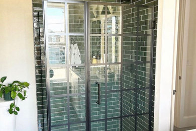 デンバーにあるお手頃価格のミッドセンチュリースタイルのおしゃれな浴室 (緑のタイル、セラミックタイル、モザイクタイル、白い床) の写真