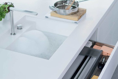 Kitchen - modern kitchen idea in Portland