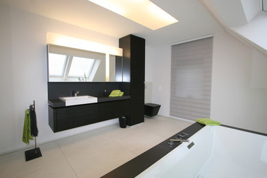 Modernes Badezimmer in Sonstige