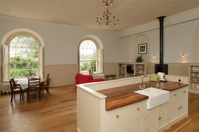 Inspiration for a mid-sized traditional kitchen in Dublin.