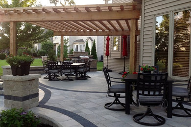 Inspiration for a mid-sized contemporary patio in Chicago.