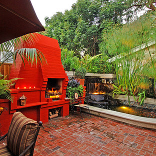 ロサンゼルスの地中海スタイルのおしゃれな中庭のテラス (ファイヤーピット) の写真