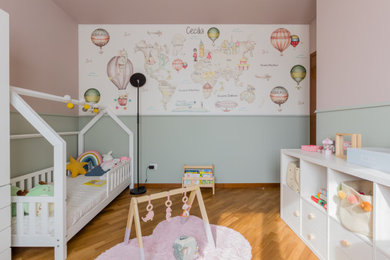 Imagen de dormitorio infantil de 1 a 3 años moderno pequeño con suelo de madera clara