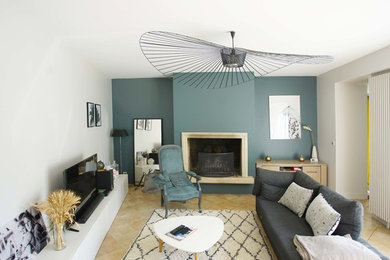 Inspiration pour un salon design de taille moyenne et ouvert avec un mur blanc, tomettes au sol, une cheminée standard et un téléviseur indépendant.