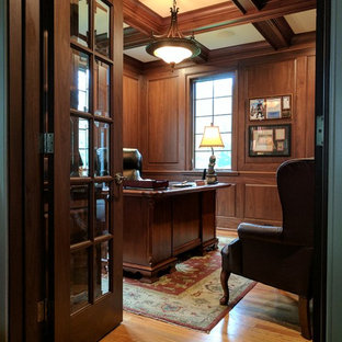 Exempel på ett mellanstort klassiskt arbetsrum, med bruna väggar, mellanmörkt trägolv, en bred öppen spis, ett fristående skrivbord och brunt golv