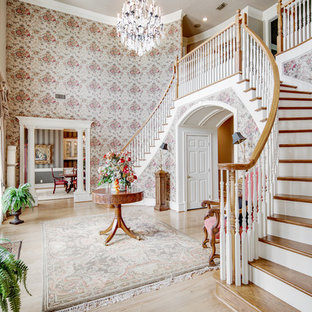 オースティンの片開きドアトラディショナルスタイルのおしゃれな玄関ロビー (ピンクの壁、淡色無垢フローリング、濃色木目調のドア) の写真