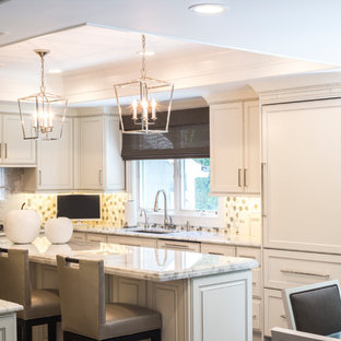 Esempio di una cucina chic di medie dimensioni con lavello sottopiano, ante in stile shaker, ante turchesi, top in marmo, paraspruzzi bianco, paraspruzzi in marmo, pavimento in legno massello medio, isola, pavimento marrone e top bianco