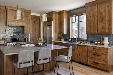 Idéer för mellanstora rustika grått kök, med en undermonterad diskho, skåp i shakerstil, skåp i mellenmörkt trä, granitbänkskiva, svart stänkskydd, stänkskydd i tunnelbanekakel, rostfria vitvaror, mellanmörkt trägolv och en köksö