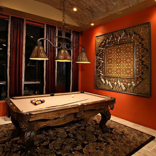 Großer, Abgetrennter Mediterraner Hobbyraum mit roter Wandfarbe, Travertin und beigem Boden in Phoenix