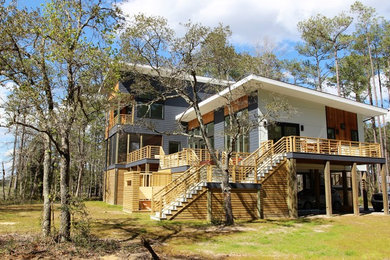 Mid-sized minimalist exterior home photo in Wilmington