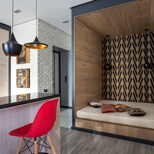 Idee per un piccolo soggiorno eclettico con pavimento in laminato e pareti marroni