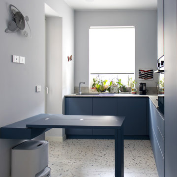 Oasi colorata: soggiorno e cucina tra Blu, Verde e Arancio
