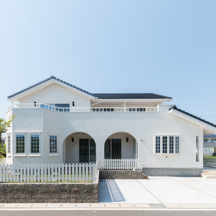 横浜のトラディショナルスタイルのおしゃれな白い家 (切妻屋根) の写真