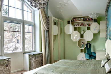 Источник вдохновения для домашнего уюта: хозяйская спальня: освещение в современном стиле с зелеными стенами, светлым паркетным полом, бежевым полом, многоуровневым потолком и обоями на стенах без камина