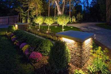 Inspiration for a mid-sized traditional front yard mulch landscaping in DC Metro.