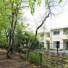 Houzzツアー：緑豊かな環境にとけこんだインターナショナルなシェアハウス