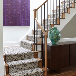 Imagen de escalera en L, ecléctica, de tamaño medio, con escalones de madera, contrahuellas de madera y barandilla de metal