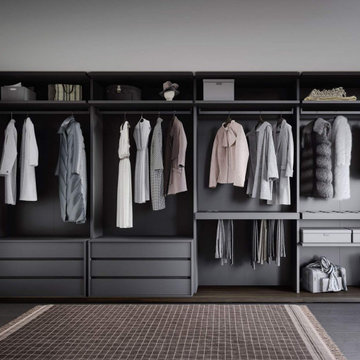 Perfekt eingerichtetes Luxus Ankleidezimmer