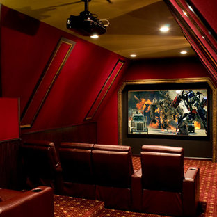 Exemple d'une grande salle de cinéma chic fermée avec un mur rouge, moquette, un écran de projection et un sol rouge.