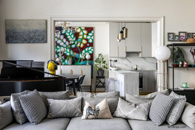Foto de salón para visitas abierto y gris y blanco tradicional renovado de tamaño medio sin chimenea con paredes grises, suelo de madera clara y pared multimedia