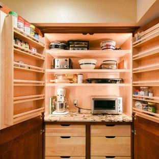 Zweizeilige, Große Mediterrane Küche mit Unterbauwaschbecken, Schrankfronten mit vertiefter Füllung, hellbraunen Holzschränken, Granit-Arbeitsplatte, Küchenrückwand in Weiß, Rückwand aus Metrofliesen, Küchengeräten aus Edelstahl, Porzellan-Bodenfliesen, Halbinsel, beigem Boden und Vorratsschrank in San Luis Obispo