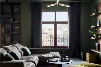 Источник вдохновения для домашнего уюта: большая открытая гостиная комната в современном стиле с зелеными стенами, темным паркетным полом, телевизором на стене и коричневым полом