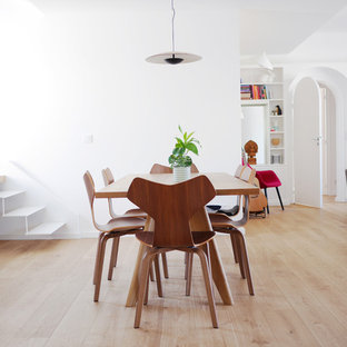 ボルドーの北欧風 LDKの画像 (白い壁、淡色無垢フローリング、ベージュの床)