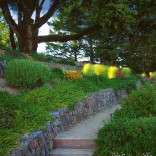 Ispirazione per un giardino chic con un pendio, una collina o una riva