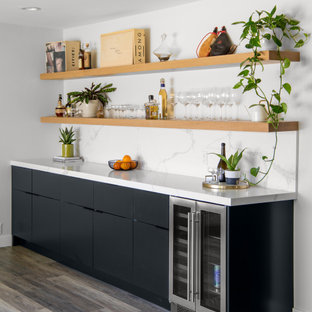Immagine di un angolo bar senza lavandino design con nessun lavello, ante lisce, ante nere, top in marmo, paraspruzzi multicolore, paraspruzzi in marmo, pavimento in legno massello medio, pavimento marrone e top multicolore