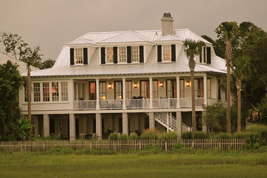 Example of a classic exterior home design in Charleston