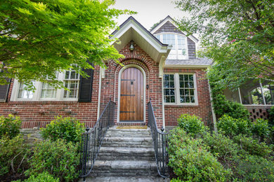 Kleine Haustür mit Einzeltür und hellbrauner Holzhaustür in Atlanta